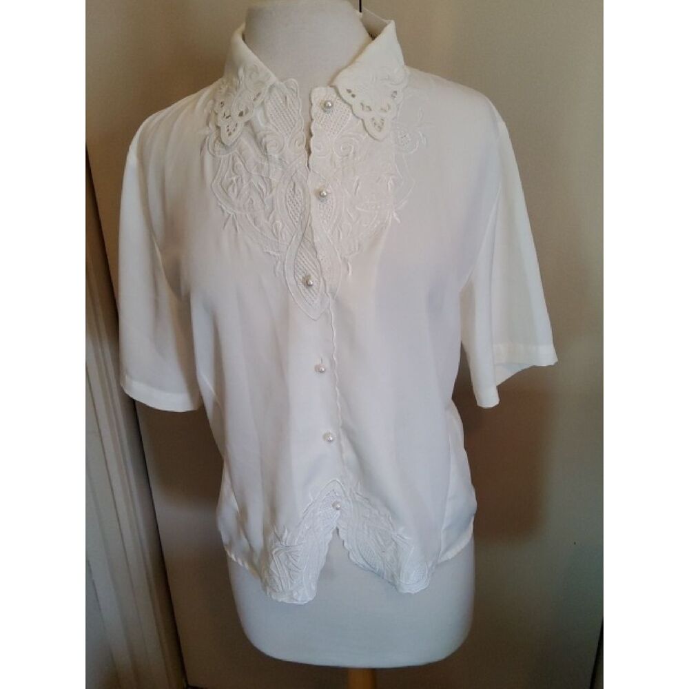 U12 Claudia Richard cream blouse w/applique lace scalloped trim & pearl buttons